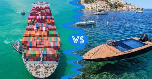Διαφορές πλοίου και σκάφους: Εμπορικό πλοίο μεταφοράς κοντέινερ δίπλα σε μικρή βάρκα