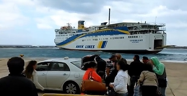 Στο λιμάνι της Κάσου με κακοκαιρία – Μόνο αν είσαι Έλληνας το δένεις! (Video) - e-Nautilia.gr | Το Ελληνικό Portal για την Ναυτιλία. Τελευταία νέα, άρθρα, Οπτικοακουστικό Υλικό