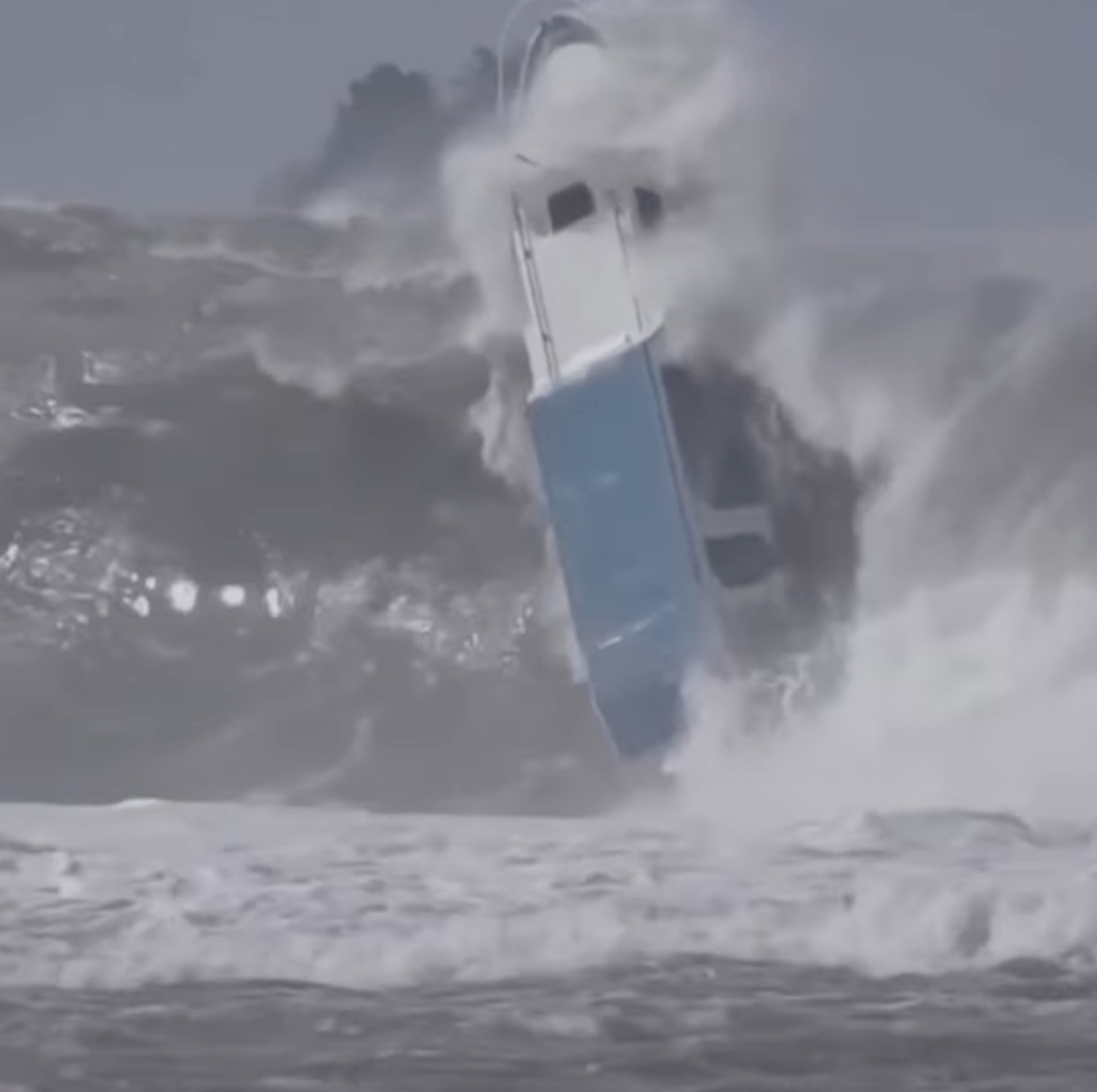 ΒΙΝΤΕΟ: Τεράστιο κύμα χτυπά και αναποδογυρίζει βάρκα! - e-Nautilia.gr | Το Ελληνικό Portal για την Ναυτιλία. Τελευταία νέα, άρθρα, Οπτικοακουστικό Υλικό