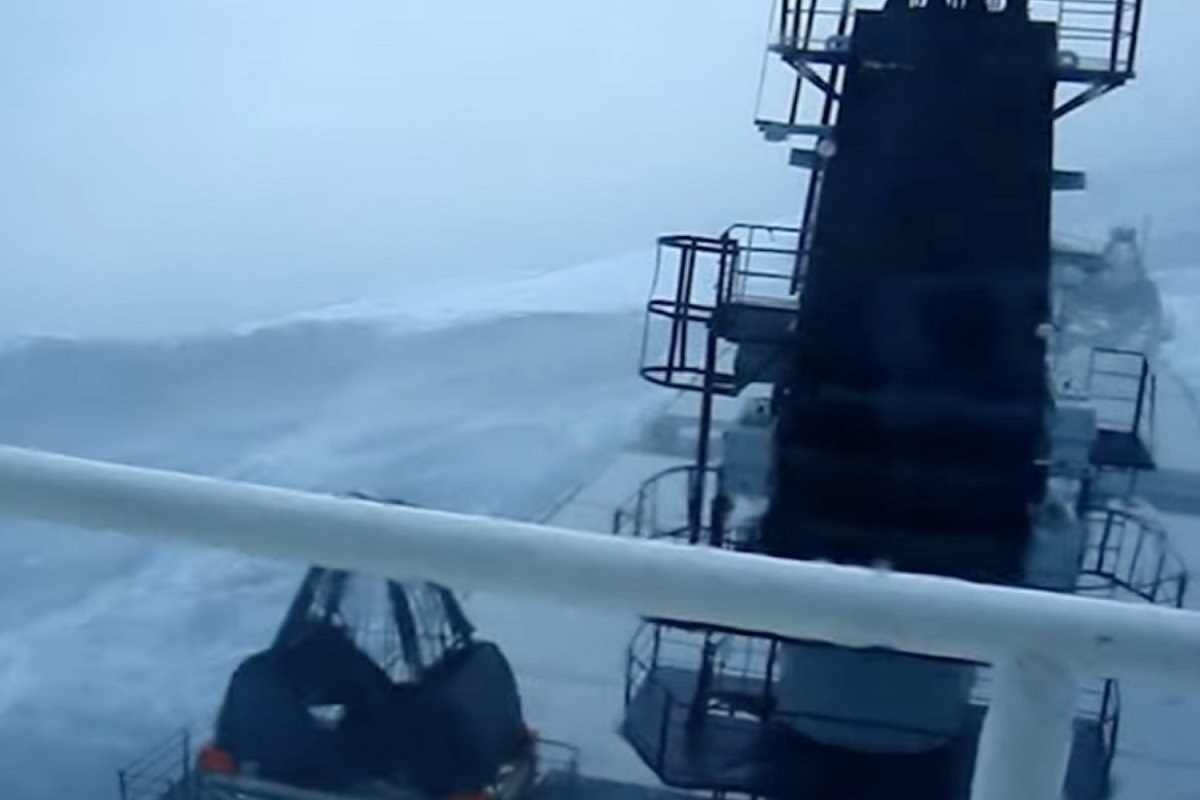 «Μάχη» φορτηγού πλοίου με τεράστια κύματα! (Video) - e-Nautilia.gr | Το Ελληνικό Portal για την Ναυτιλία. Τελευταία νέα, άρθρα, Οπτικοακουστικό Υλικό