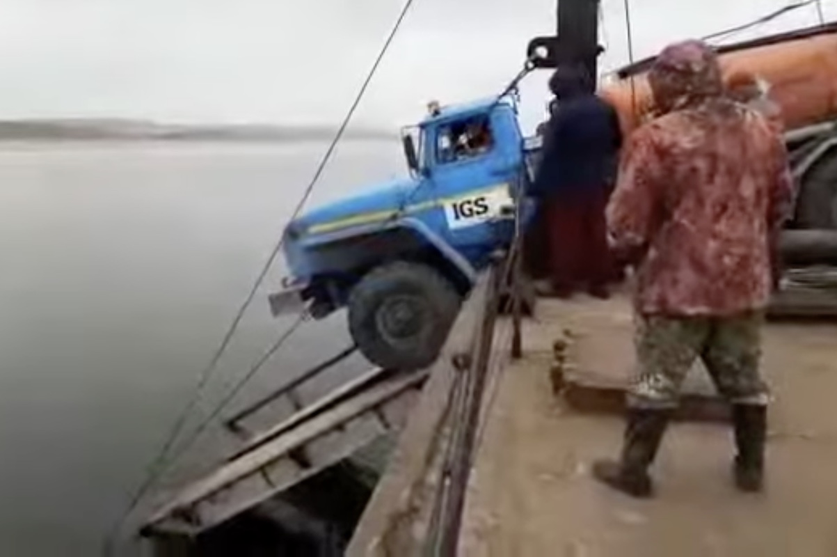 Ρωσία: Πλοίο ξεφορτώνει φορτηγά με έναν διαφορετικό τρόπο (Video) - e-Nautilia.gr | Το Ελληνικό Portal για την Ναυτιλία. Τελευταία νέα, άρθρα, Οπτικοακουστικό Υλικό