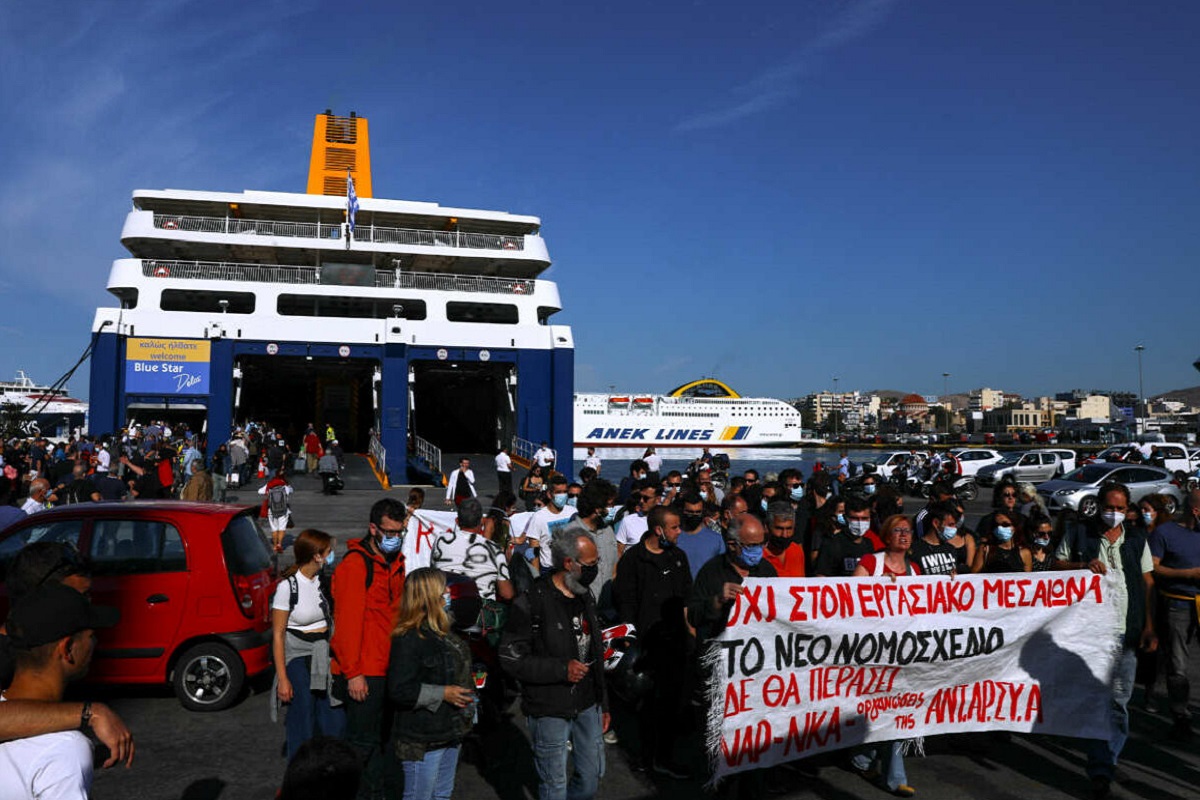 ΒΙΝΤΕΟ: Πολίτες απομάκρυναν συνδικαλιστές που εμπόδιζαν τον απόπλου του πλοίου - e-Nautilia.gr | Το Ελληνικό Portal για την Ναυτιλία. Τελευταία νέα, άρθρα, Οπτικοακουστικό Υλικό