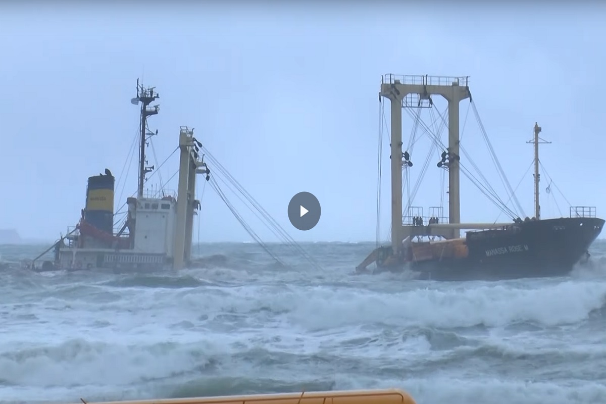 Δείτε βίντεο με το προσαραγμένο και κομμένο πλοίο στην Κρήτη - e-Nautilia.gr | Το Ελληνικό Portal για την Ναυτιλία. Τελευταία νέα, άρθρα, Οπτικοακουστικό Υλικό
