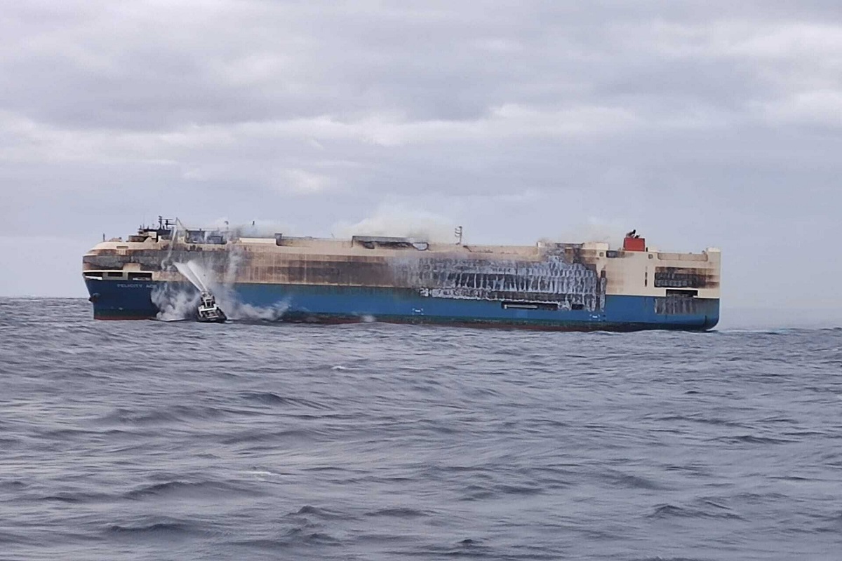 Συνεχίζει να καίγεται παρασυρόμενο στον Ατλαντικό ωκεανό το πλοίο με τα χιλιάδες πολυτελή αυτοκίνητα - e-Nautilia.gr | Το Ελληνικό Portal για την Ναυτιλία. Τελευταία νέα, άρθρα, Οπτικοακουστικό Υλικό