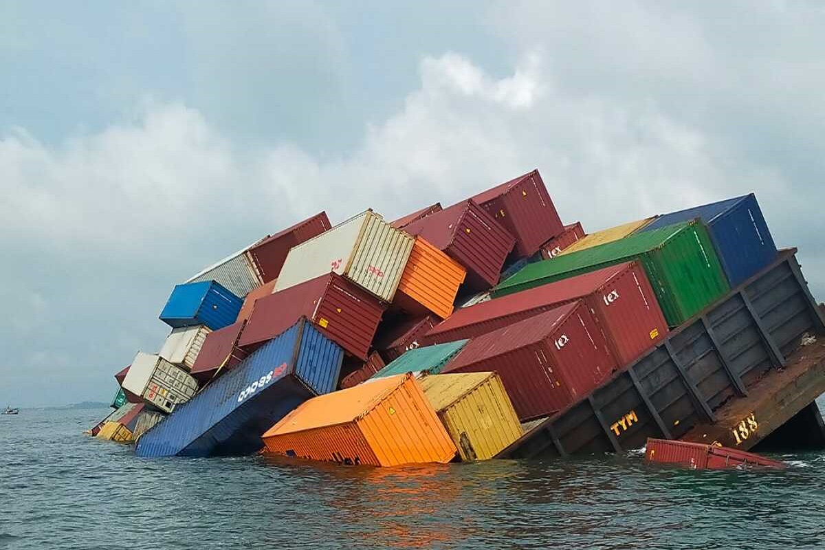 12 κοντέινερ χάθηκαν από φορτηγίδα στα στενά της Σιγκαπούρης- κίνδυνος για τη ναυσιπλοΐα στην περιοχή (ΒΙΝΤΕΟ) - e-Nautilia.gr | Το Ελληνικό Portal για την Ναυτιλία. Τελευταία νέα, άρθρα, Οπτικοακουστικό Υλικό