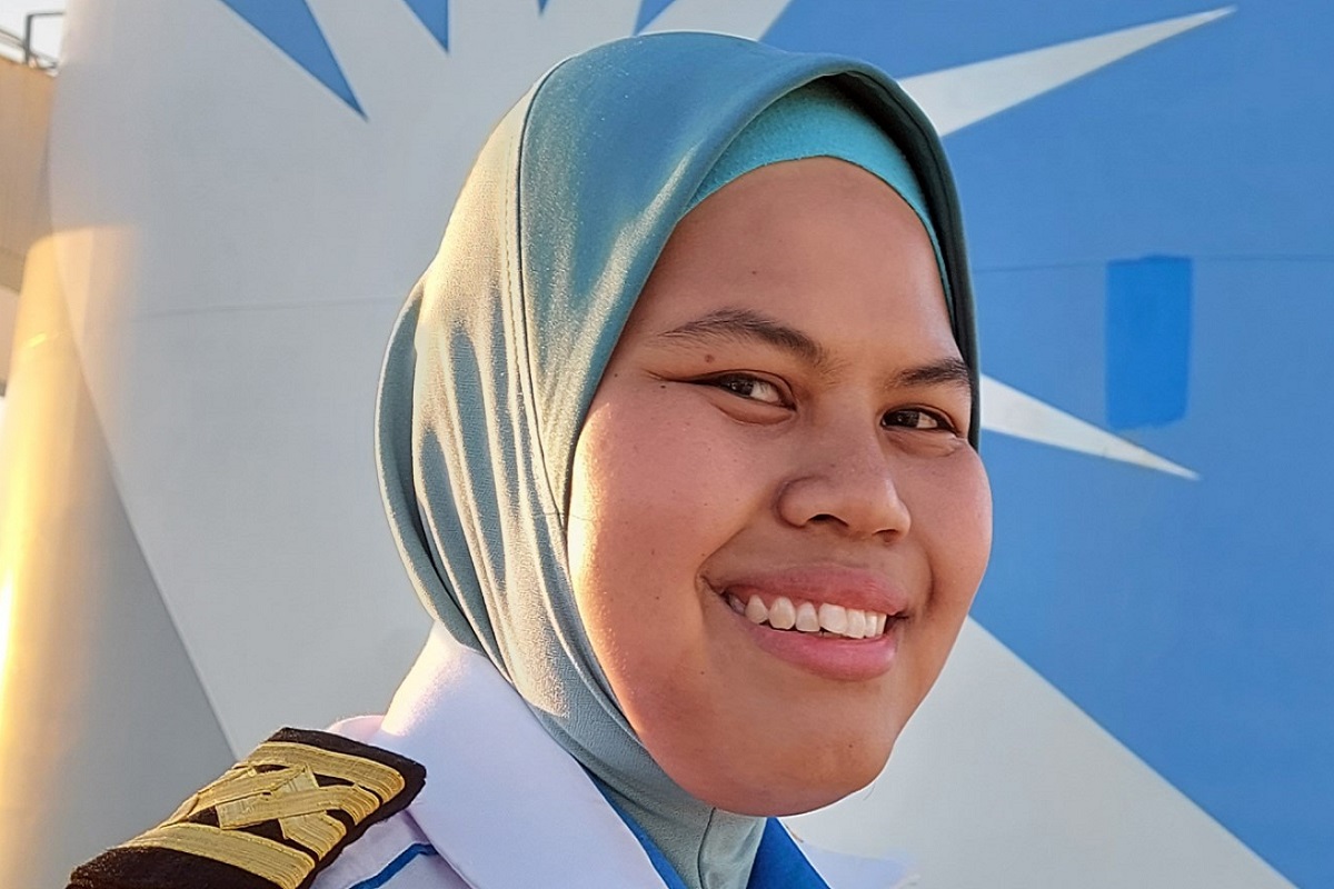 Η πλοίαρχος Eezmaira έγινε η πρώτη γυναίκα της Μαλαισίας που λαμβάνει το βραβείο του Ναυτικού της Χρονιάς - e-Nautilia.gr | Το Ελληνικό Portal για την Ναυτιλία. Τελευταία νέα, άρθρα, Οπτικοακουστικό Υλικό