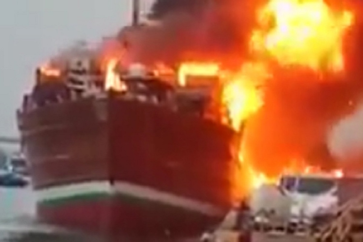 ΒΙΝΤΕΟ: 195 αυτοκίνητα με τα περισσότερα μάρκας Mercedes κάηκαν από πυρκαγιά σε πλοίο στο Ντουμπάι