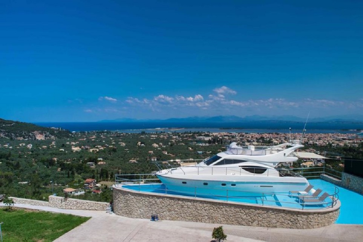 Ξενοδοχείο στη Λευκάδα έβαλε ένα γιοτ στην πισίνα και το νοικιάζει για διαμονή! - e-Nautilia.gr | Το Ελληνικό Portal για την Ναυτιλία. Τελευταία νέα, άρθρα, Οπτικοακουστικό Υλικό