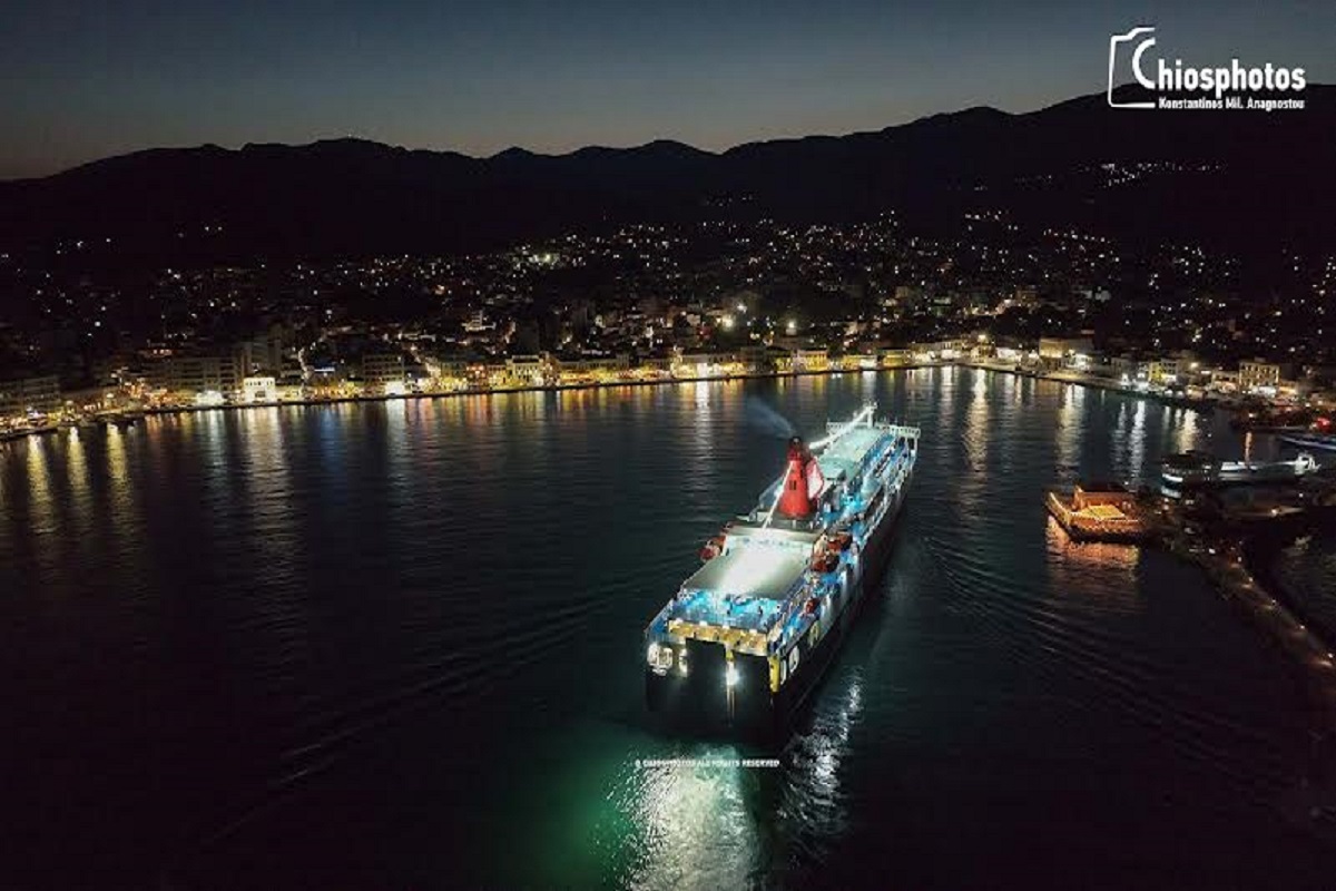 Εντυπωσιακή νυχτερινή μανούβρα του Νήσος Σάμος μία ανάσα από το δρόμο (video & photos) - e-Nautilia.gr | Το Ελληνικό Portal για την Ναυτιλία. Τελευταία νέα, άρθρα, Οπτικοακουστικό Υλικό