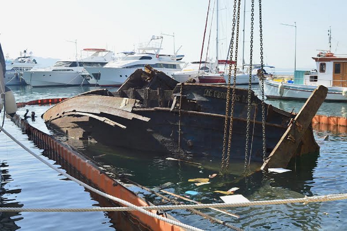 Απομακρύνθηκε το δεύτερο ναυάγιο από τον ιστορικό λιμένα του Φονιά στην Ελευσίνα - e-Nautilia.gr | Το Ελληνικό Portal για την Ναυτιλία. Τελευταία νέα, άρθρα, Οπτικοακουστικό Υλικό