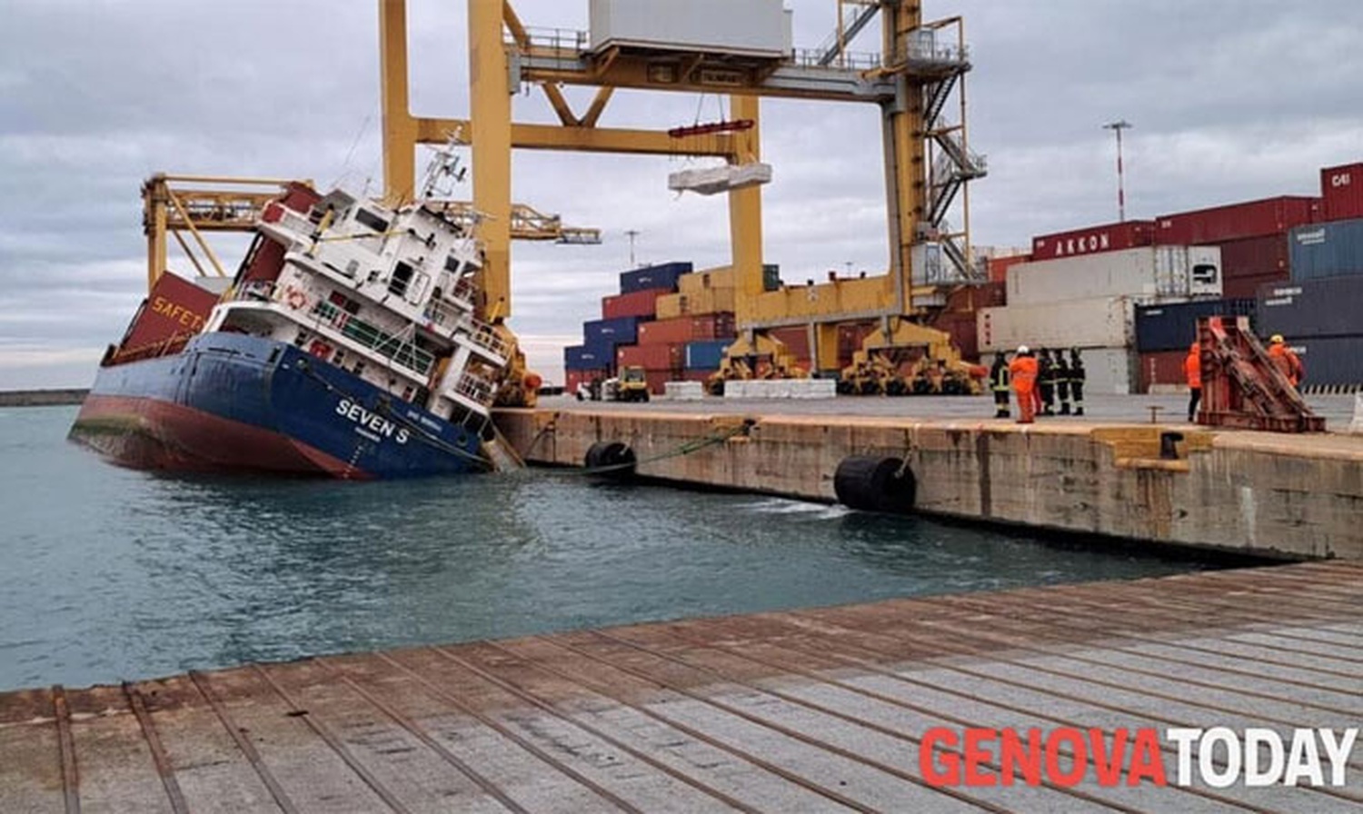 Φορτηγό πλοίο απώλεσε την ευστάθεια του και ανατράπηκε στο λιμάνι της Τζένοα στην Ιταλία (Φωτο) - e-Nautilia.gr | Το Ελληνικό Portal για την Ναυτιλία. Τελευταία νέα, άρθρα, Οπτικοακουστικό Υλικό