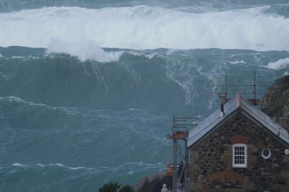 Δείτε τα απίστευτα μεγάλα κύματα στα ανοιχτά του ακρωτηρίου Cornwall! (video) - e-Nautilia.gr | Το Ελληνικό Portal για την Ναυτιλία. Τελευταία νέα, άρθρα, Οπτικοακουστικό Υλικό