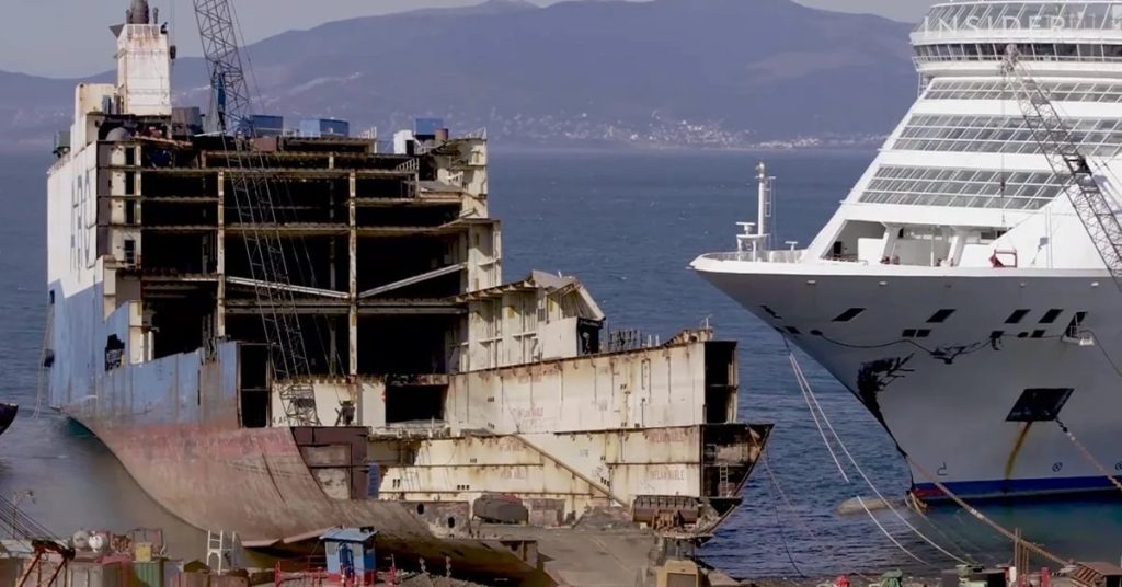 Έτσι διαλύεται ένα κρουαζιερόπλοιο 2.000 επιβατών και αξίας 300 εκατομμυρίων δολαρίων! (video)