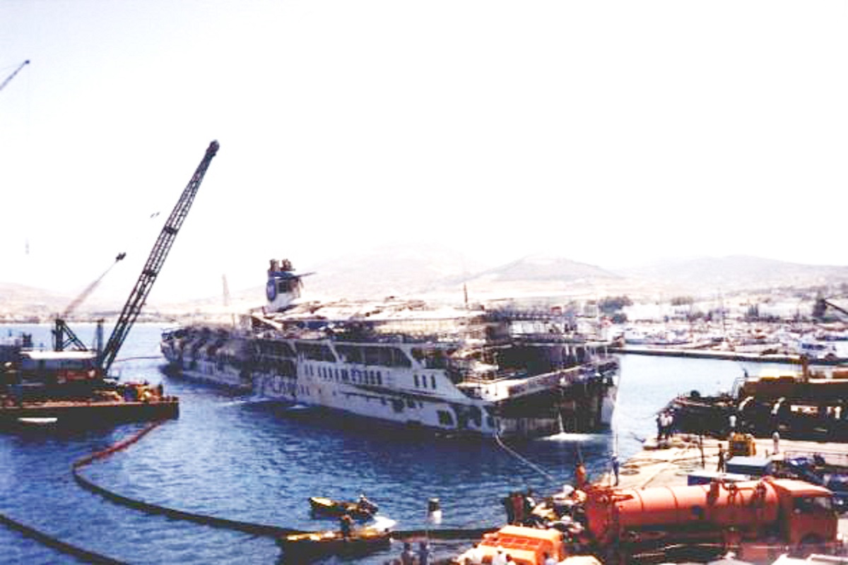 Το ναυάγιο του πλοίου ΠΟΣΕΙΔΩΝ ΕΞΠΡΕΣ στο λιμάνι της Πάρου (video) - e-Nautilia.gr | Το Ελληνικό Portal για την Ναυτιλία. Τελευταία νέα, άρθρα, Οπτικοακουστικό Υλικό