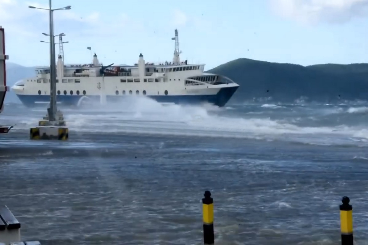 Θρίλερ με τον «ΑΧΑΙΟ» που έδωσε μεγάλη μάχη για να δέσει στο λιμάνι της Αίγινας- Τα κύματα έσπασαν τζάμια (Video) - e-Nautilia.gr | Το Ελληνικό Portal για την Ναυτιλία. Τελευταία νέα, άρθρα, Οπτικοακουστικό Υλικό