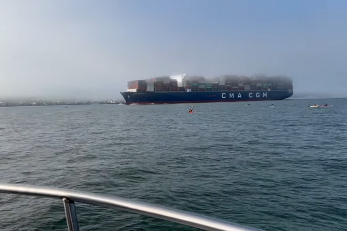 Πλοίο μεταφοράς κοντέινερ άλλαξε πορεία και πέρασε ανάμεσα από δεκάδες ανθρώπους που κολυμπούσαν (Video) - e-Nautilia.gr | Το Ελληνικό Portal για την Ναυτιλία. Τελευταία νέα, άρθρα, Οπτικοακουστικό Υλικό