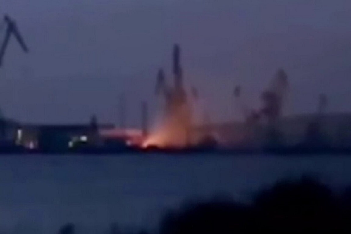 Πλοίο του Ρωσικού Ναυτικού καταστράφηκε στο Κερτς της Κριμαίας (video) - e-Nautilia.gr | Το Ελληνικό Portal για την Ναυτιλία. Τελευταία νέα, άρθρα, Οπτικοακουστικό Υλικό