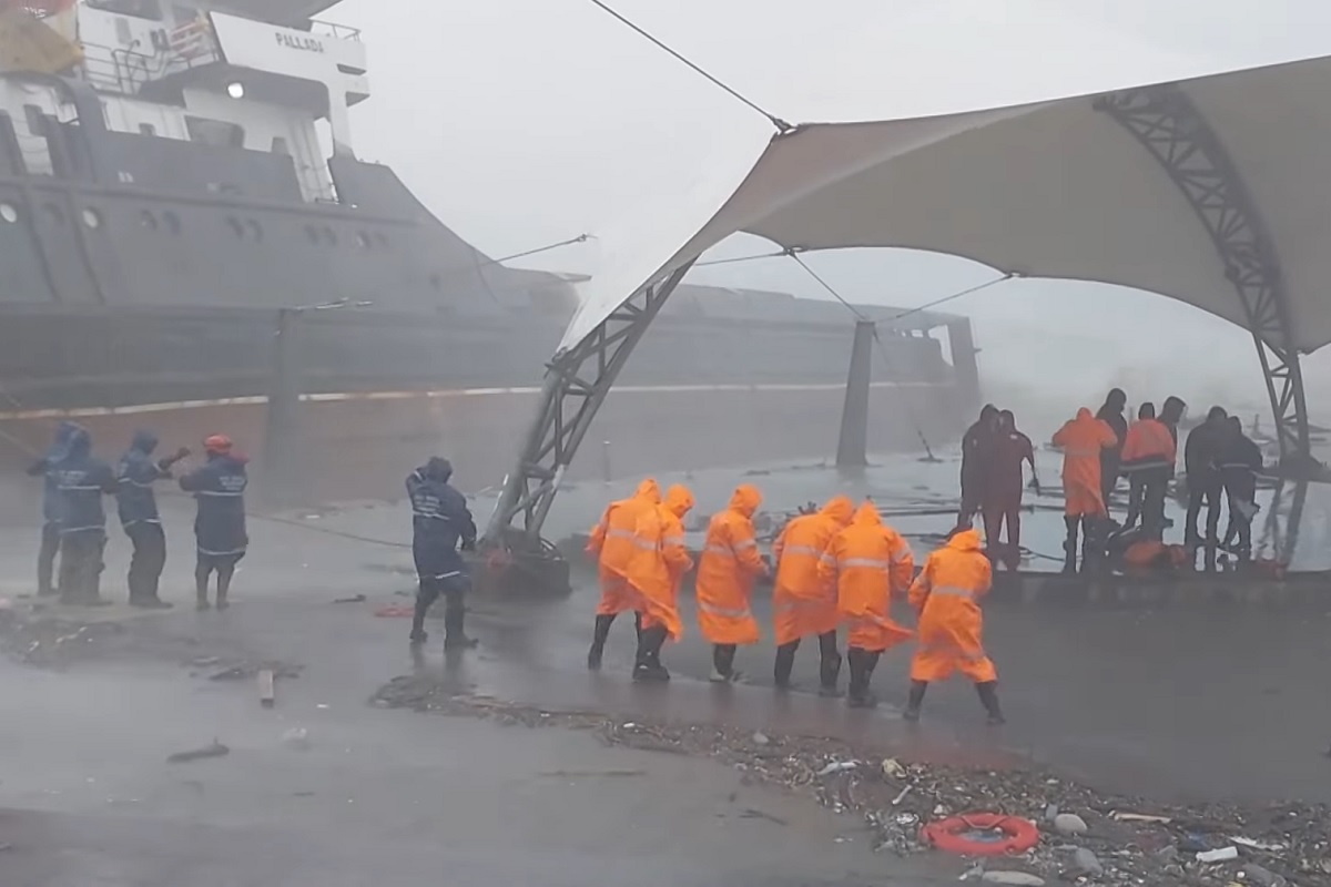 ΒΙΝΤΕΟ: Φορτηγό πλοίο παρασύρθηκε λόγω της σφοδρής καταιγίδας και κόπηκε στα δύο! - e-Nautilia.gr | Το Ελληνικό Portal για την Ναυτιλία. Τελευταία νέα, άρθρα, Οπτικοακουστικό Υλικό