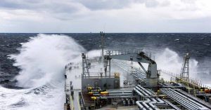 giati-enas-naftikos-fevgei-spo-tin-thalassa