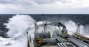 giati-enas-naftikos-fevgei-spo-tin-thalassa