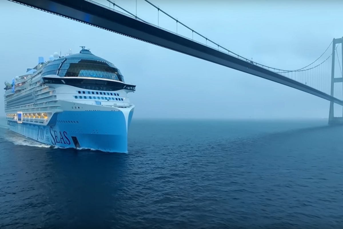 Icon Of The Seas: Το μεγαλύτερο κρουαζιερόπλοιο του κόσμου χαμήλωσε τις τζιμινιέρες του για να περάσει κάτω από γέφυρα! - e-Nautilia.gr | Το Ελληνικό Portal για την Ναυτιλία. Τελευταία νέα, άρθρα, Οπτικοακουστικό Υλικό