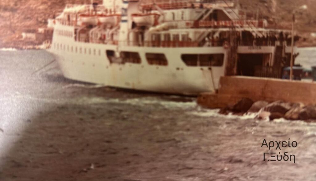 Τα θρυλικά «Ιόνιον» και «Μήλος Εξπρές» στον παλιό μόλο της Σίφνου