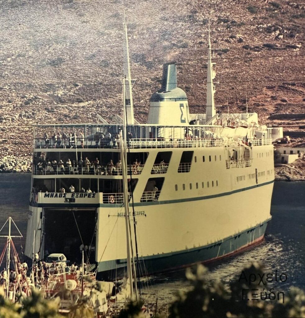 Τα θρυλικά «Ιόνιον» και «Μήλος Εξπρές» στον παλιό μόλο της Σίφνου