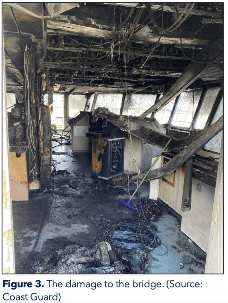 Η έκρηξη μίας μπαταρίας ήταν η αιτία της πυρκαγιάς και της καταστροφής της γέφυρας ενός δεξαμενόπλοιου (photo)