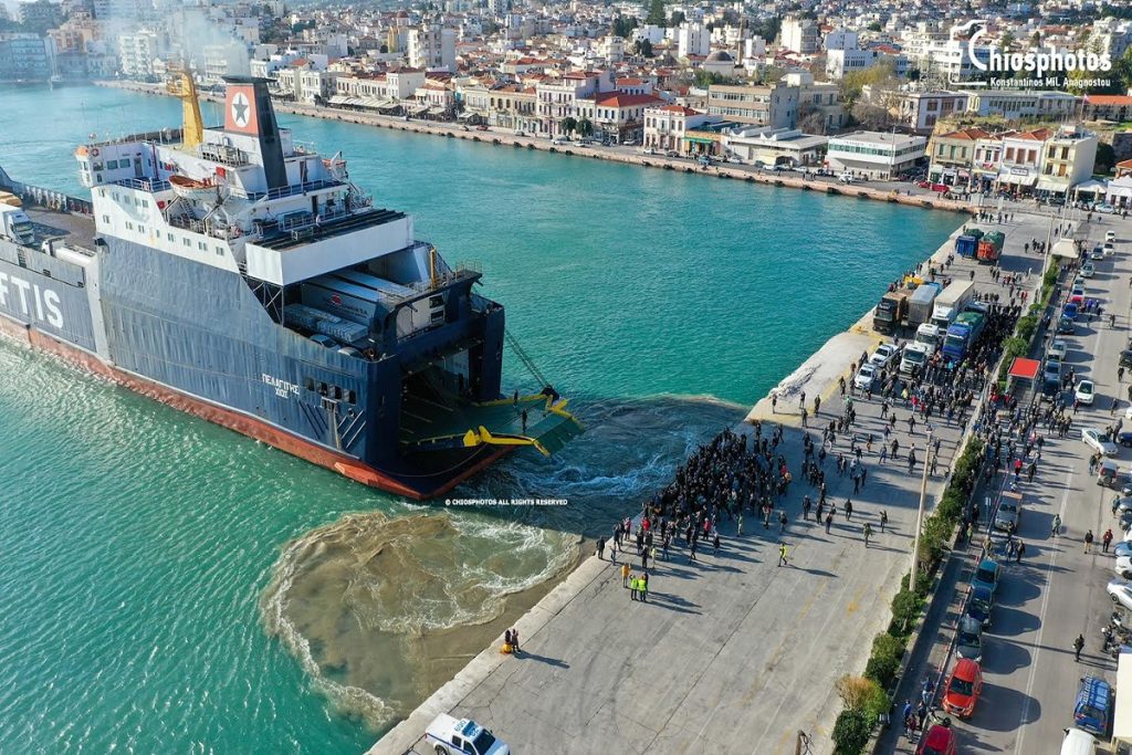 Οι Χιώτες μπλόκαραν την αποβίβαση των μηχανημάτων από τον Πελαγίτη (ΒΙΝΤΕΟ & ΦΩΤΟ)