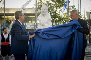 Η προτομή του ποιητή της θάλασσας Νίκου Καββαδία κοσμεί τον Πειραιά (photo)