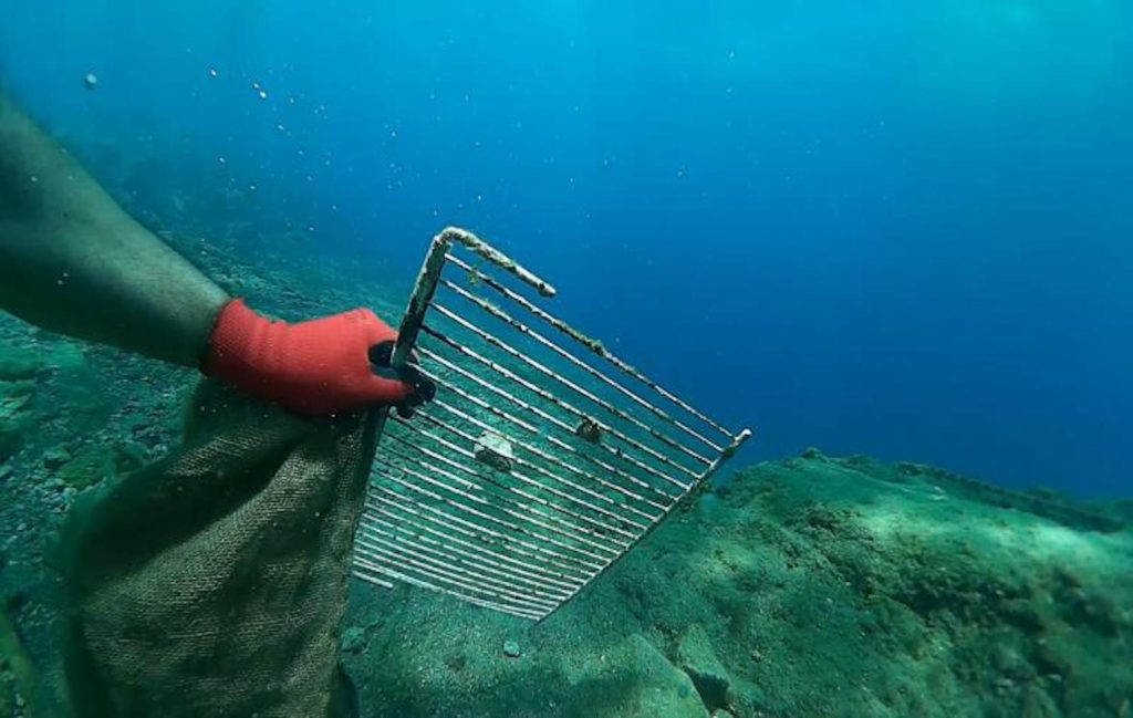 Dive In Action: ξεκινά παράκτιο και υποβρύχιο καθαρισμό στη Σαντορίνη