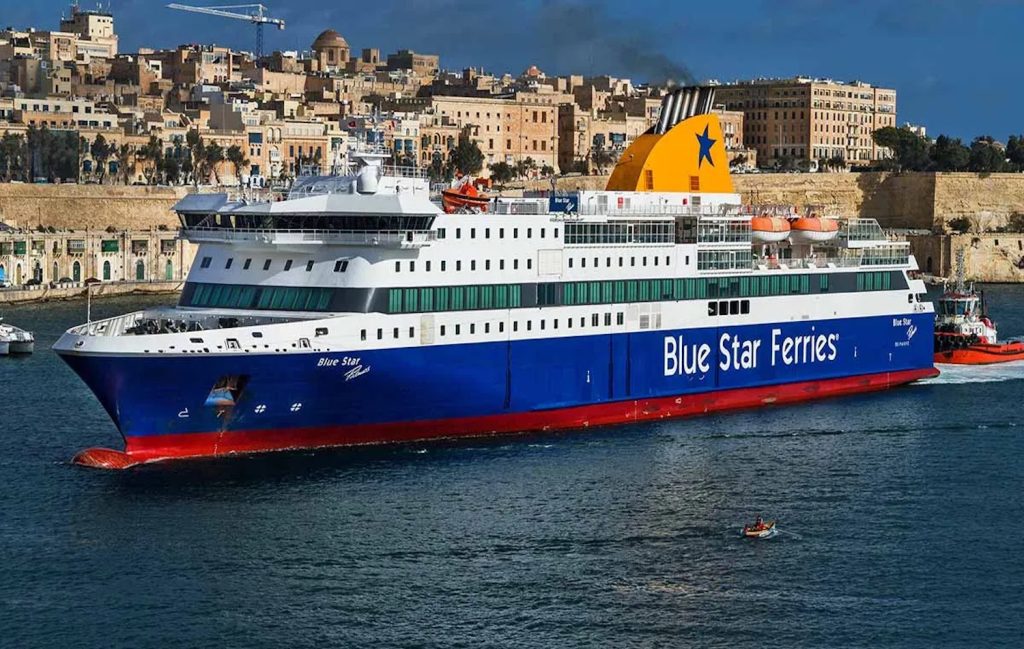 Προσέκρουσε στο λιμάνι το Blue Star Patmos