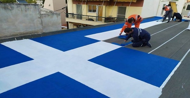 Μία τεράστια σημαία στην οροφή της ΑΕΝ Μηχανικών Χίου