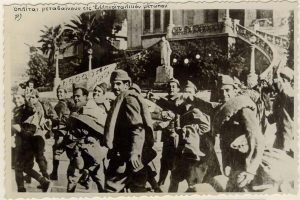 1-Οπλιτες-μεταβαινουν-στο-μετωπο-