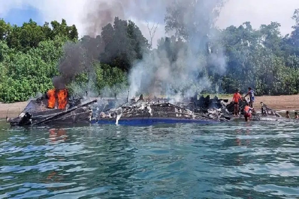 Nέες φωτογραφίες από το φλεγόμενο ferry στις Φιλιππίνες