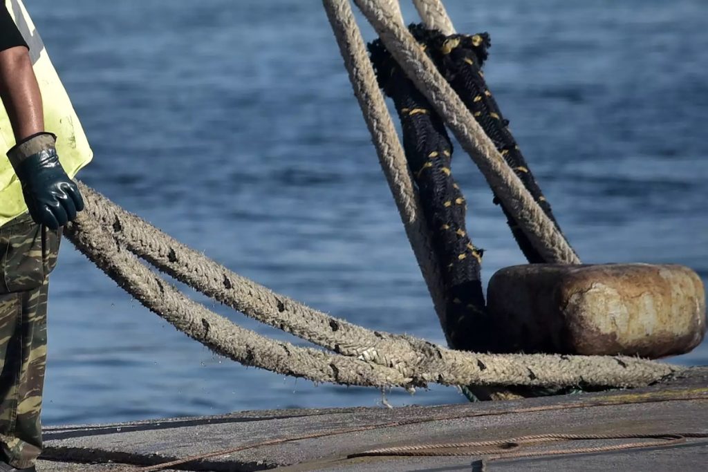 Απαγόρευση απόπλου φορτηγού πλοίου από το Πέραμα
