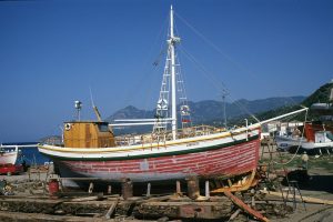 Ο βαρκαλάς Άγιος Δημήτριος, κατασκευασμένος το 1927 στη Σκιάθο