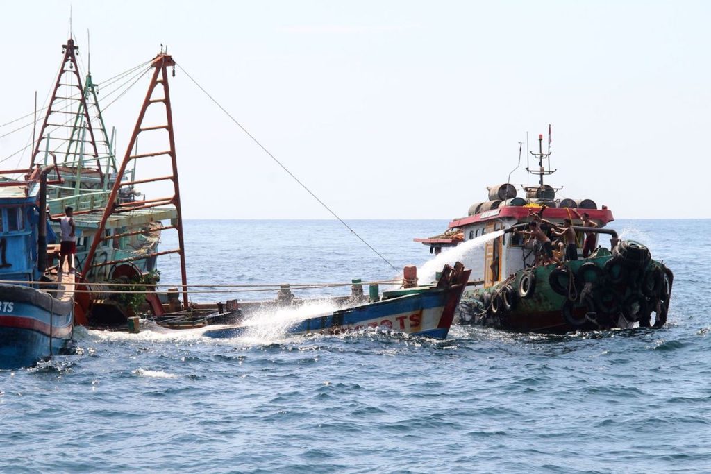 17 άτομα αγνοούνται έπειτα από σύγκρουση αλιευτικού με φορτηγό πλοίο