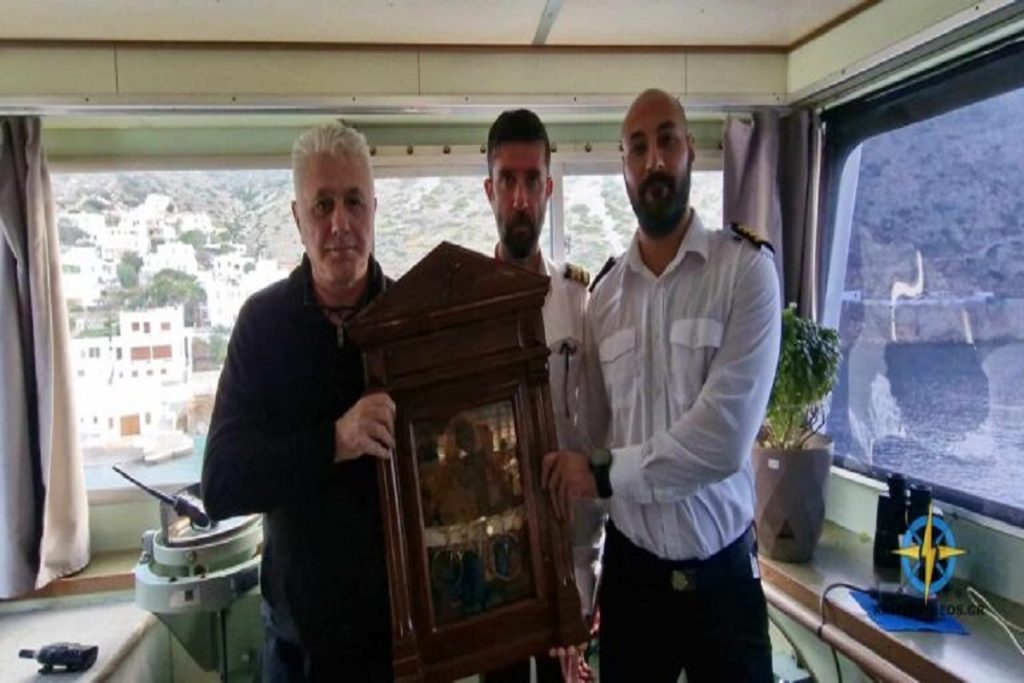 Στη γέφυρα του «Διονύσιος Σολωμός» η εικόνα του Αγίου Νικολάου (video)