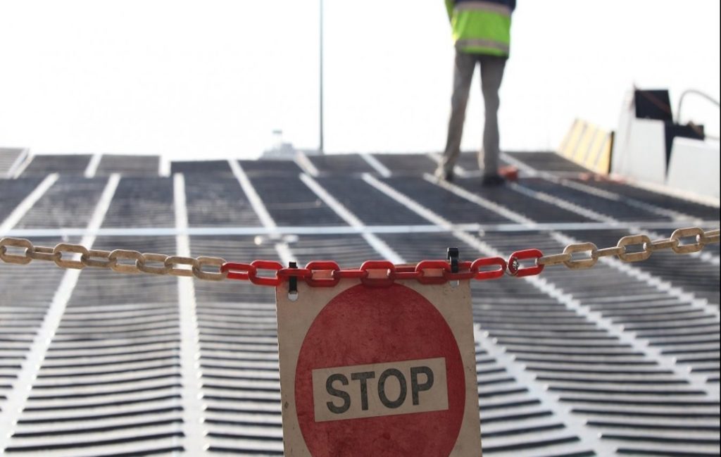 Θήρα: Απαγόρευση απόπλου λόγω αποκόλλησης καταπέλτη