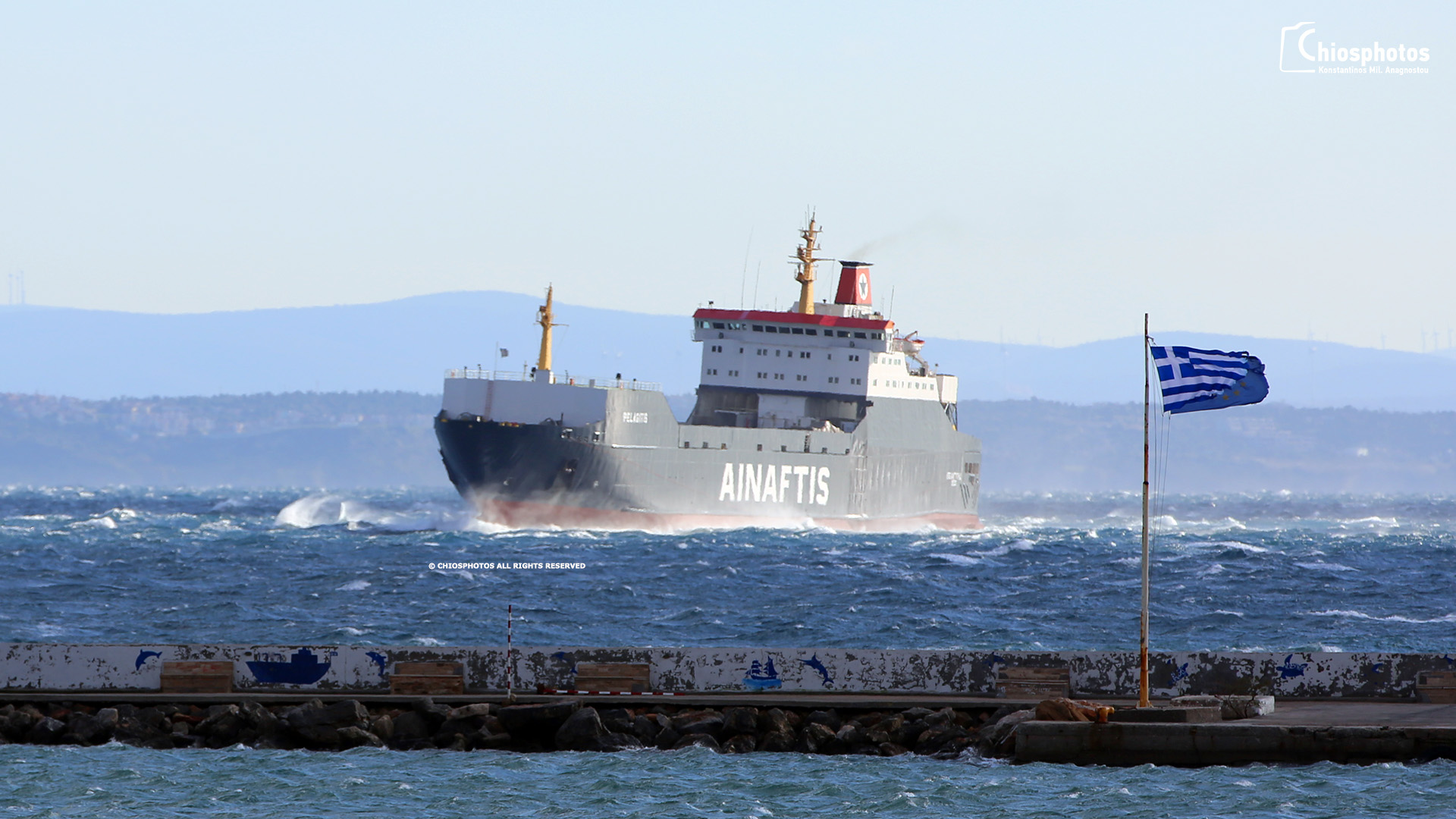 Θεαματική άφιξη του Πελαγίτη στο λιμάνι της Χίου με θυελλώδεις ανέμους 7 μποφόρ (ΒΙΝΤΕΟ & ΦΩΤΟ)