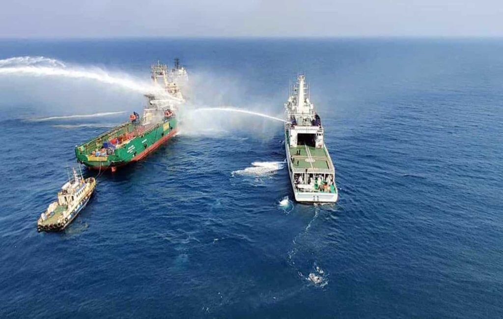 Ινδία: πλοίο τυλίγεται στις φλόγες, τρεις νεκροί