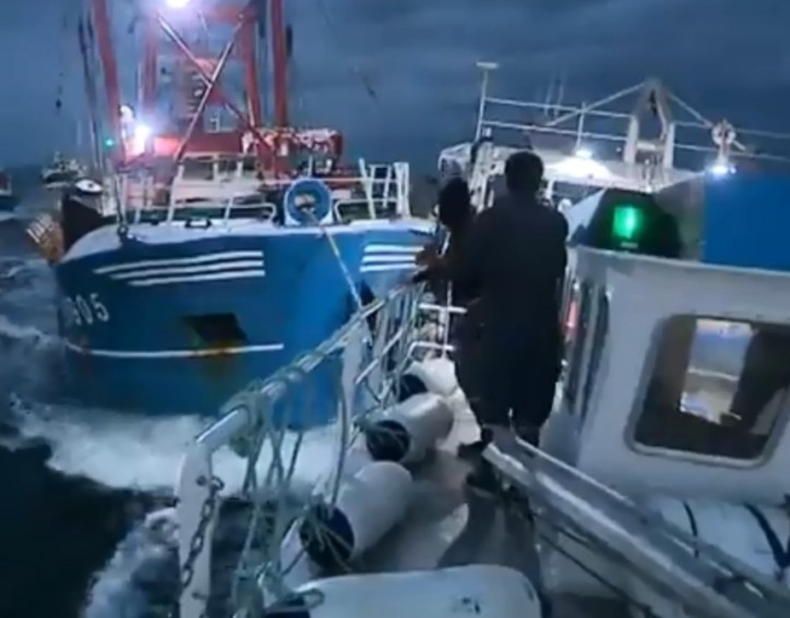 ΒΙΝΤΕΟ: Κανονικός πόλεμος μεταξύ Γάλλων και Βρετανών Ψαράδων- Τρομερές σκηνές μέσα στη θάλασσα