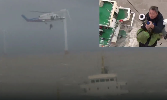 Δυο φορτηγά πλοία έπεσαν σε σφοδρή κακοκαιρία και βυθίστηκαν (photos)