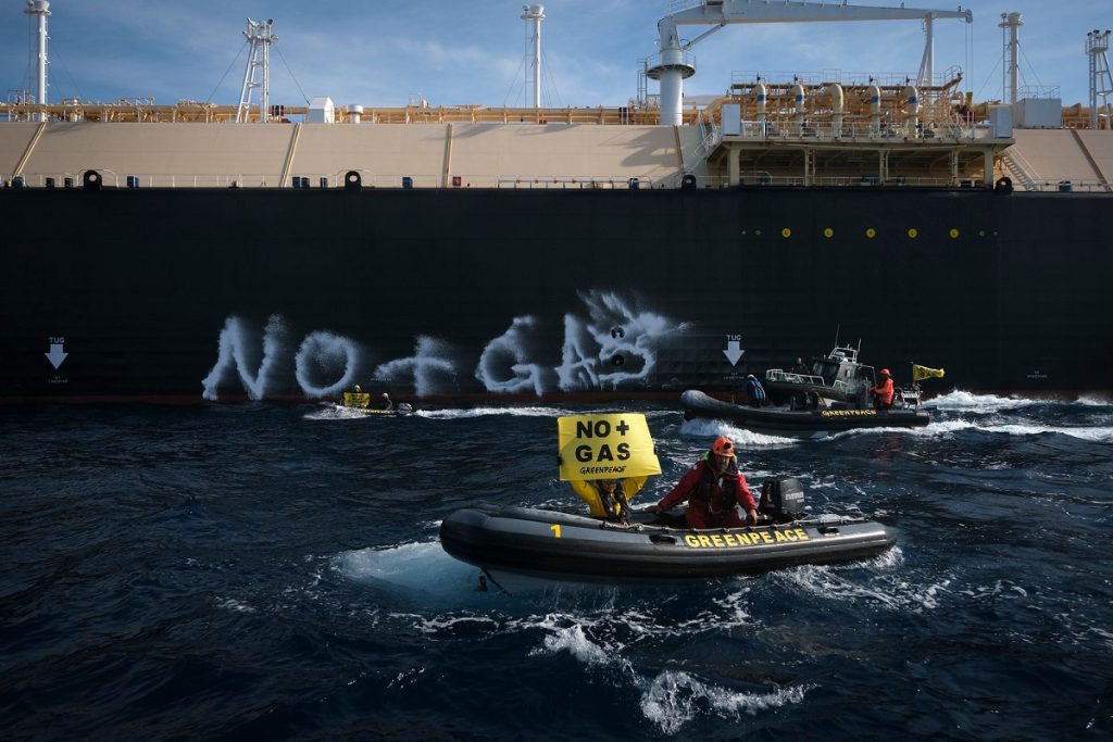 Ακτιβιστές της Greenpeace μπλόκαραν την είσοδο πλοίου μεταφοράς LNG στην Ισπανία