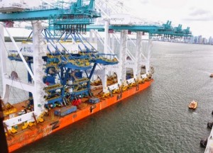 Γερανοί - γίγαντες μεταφέρθηκαν με πλοίο στο Μαϊάμι [φωτο]