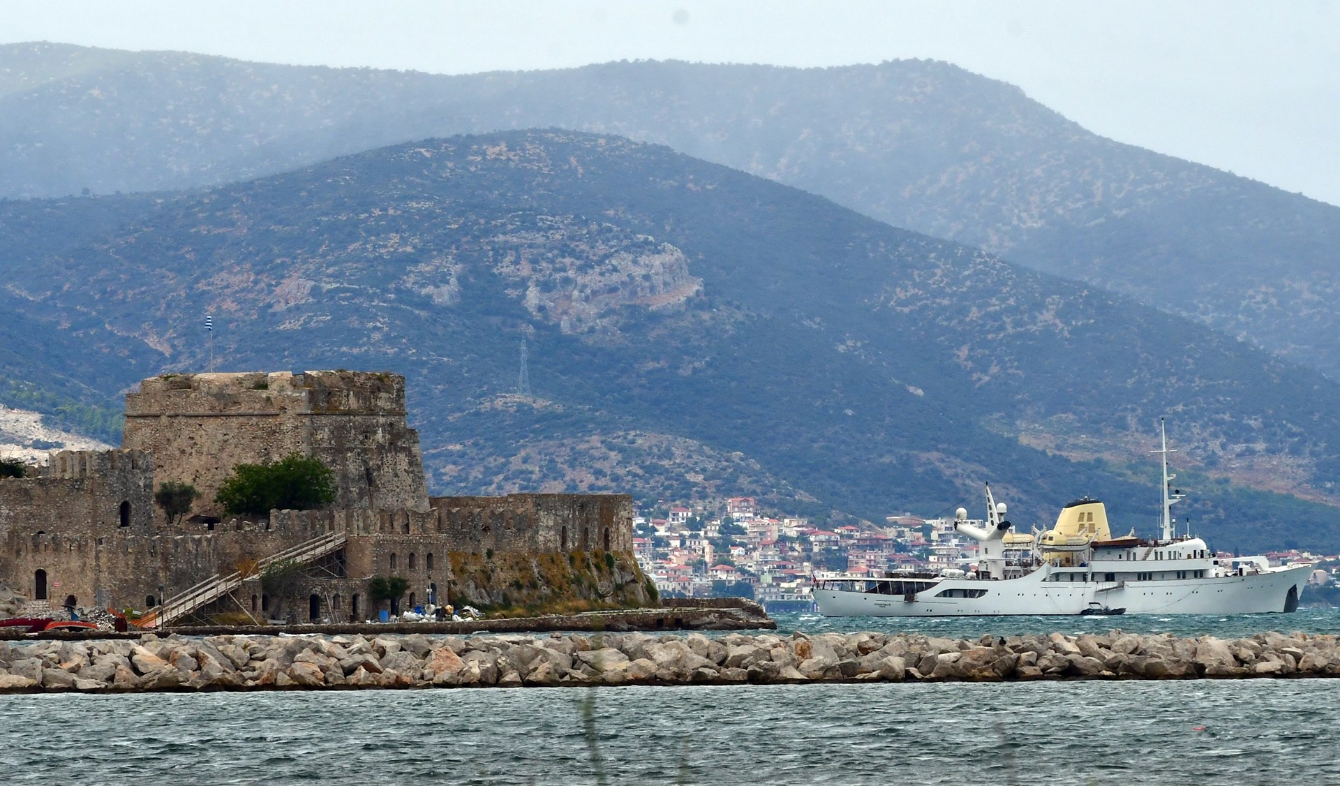 Στo Ναύπλιο η θρυλική θαλαμηγός «Χριστίνα» του Αριστοτέλη Ωνάση [βίντεο & φώτο]