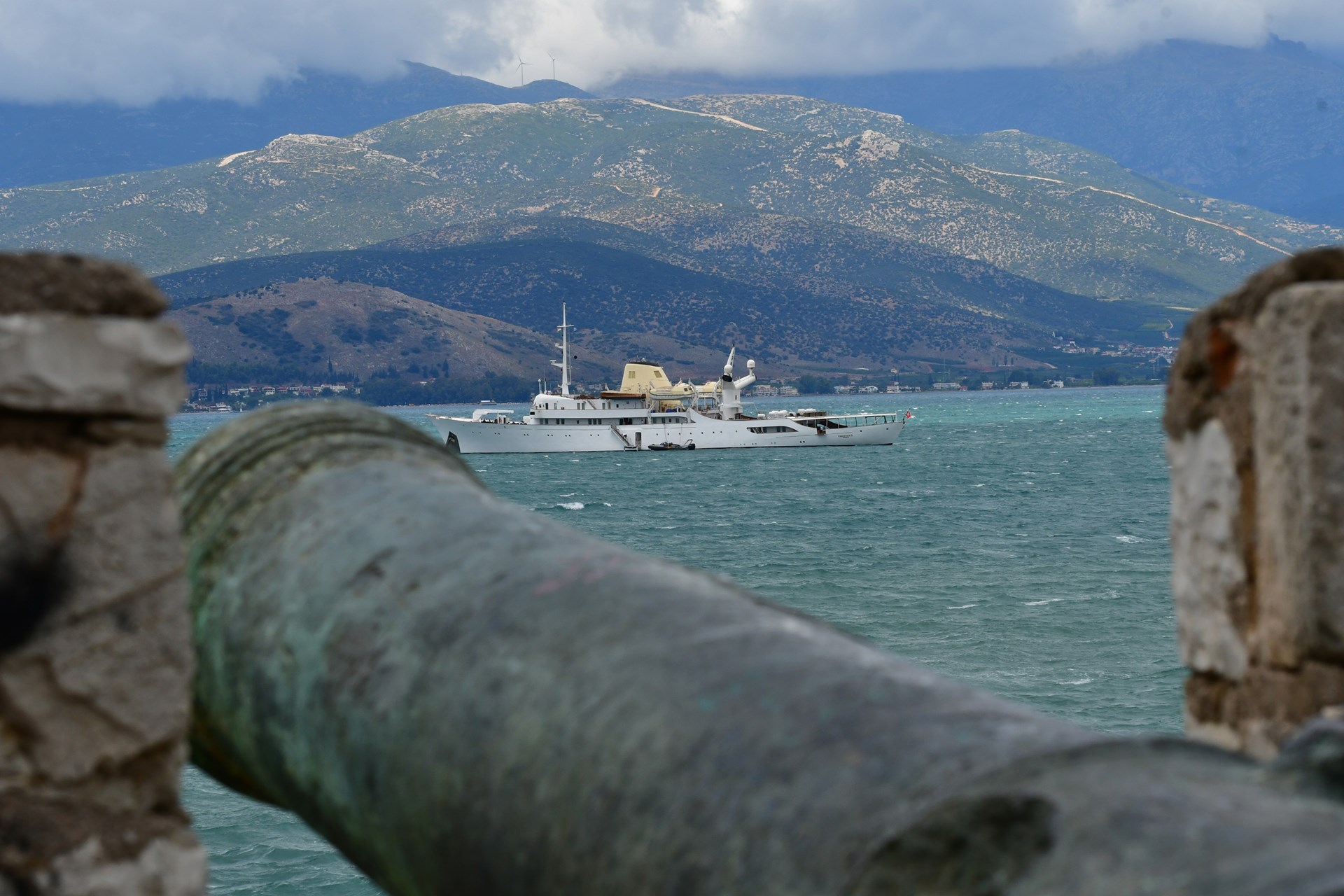 Στo Ναύπλιο η θρυλική θαλαμηγός «Χριστίνα» του Αριστοτέλη Ωνάση [βίντεο & φώτο]
