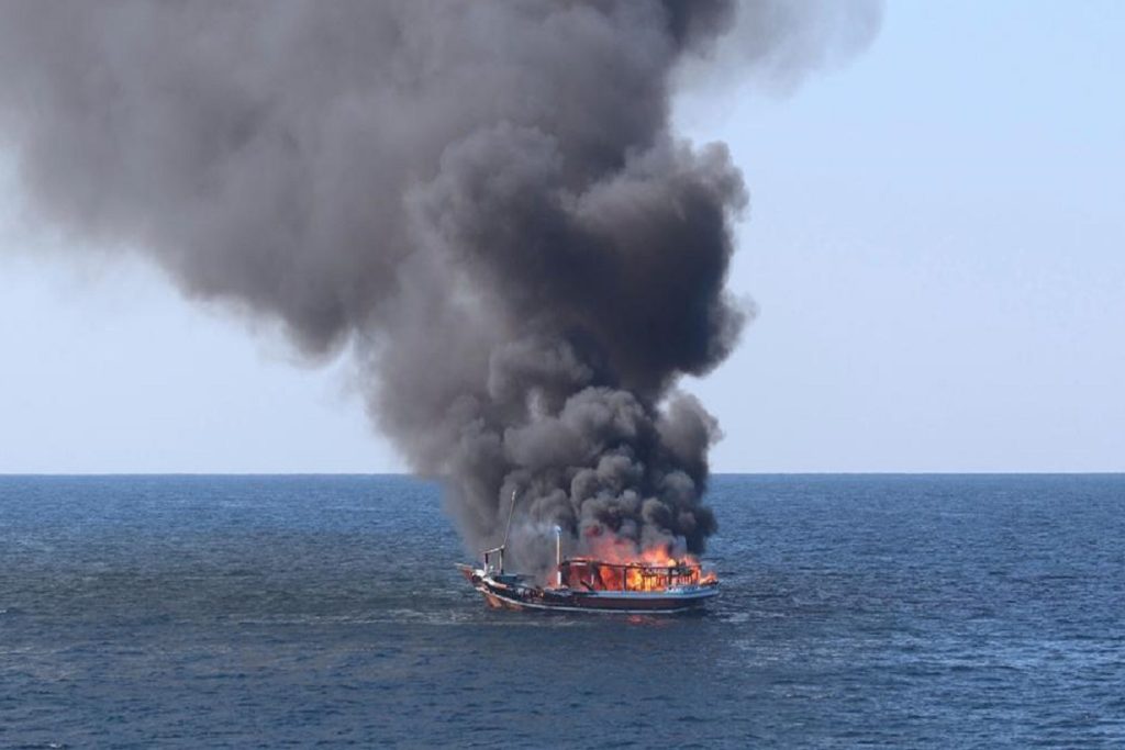 Λαθρέμποροι ναρκωτικών έβαλαν φωτιά στο σκάφος τους που είχε ναρκωτικά αξίας 29 εκατομμυρίων (ΒΙΝΤΕΟ)