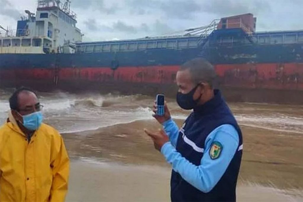 Παρατημένο φορτηγό προσάραξε σε παραλία της Μαγαδασκαρης